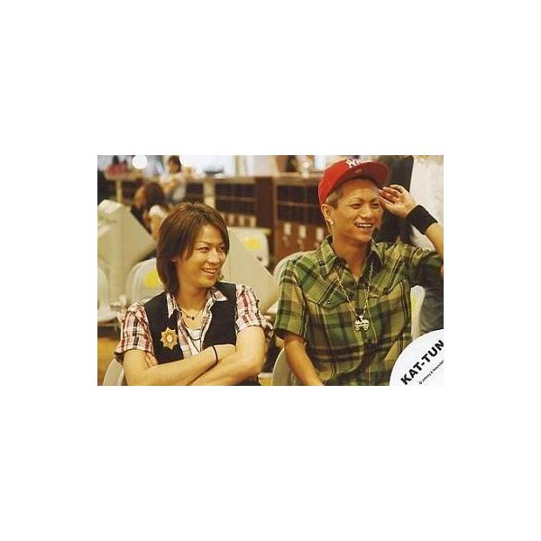 中古生写真(ジャニーズ) KAT-TUN/亀梨和也・田中聖/横型/上半身/亀梨腕組み/田中赤キャップ/チェックシャツ