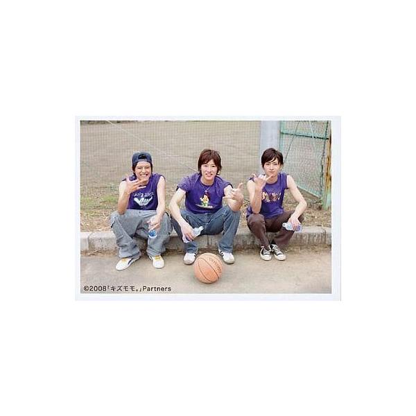 中古生写真(男性) 河合・馬場・古川/里見・富田・斉藤役/横型/野外/馬場の前にバスケットボール/映画『キズモモ』生写真