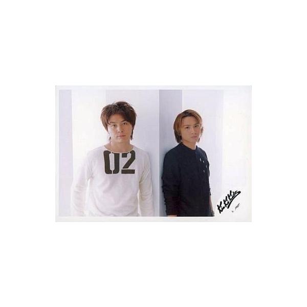 中古生写真(ジャニーズ) kinkikids/堂本剛・堂本光一/横型・衣装白・黒・上半身・剛首傾げ・首元数字の「02」・背景白・柱/公式生写真
