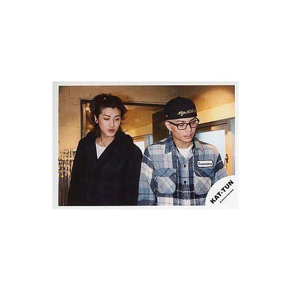 中古生写真(ジャニーズ) KAT-TUN/赤西仁・田中聖/横型・バストアップ・赤西ジャケット黒・田中帽子・眼鏡・青チェック柄ジャケット・目線下/公