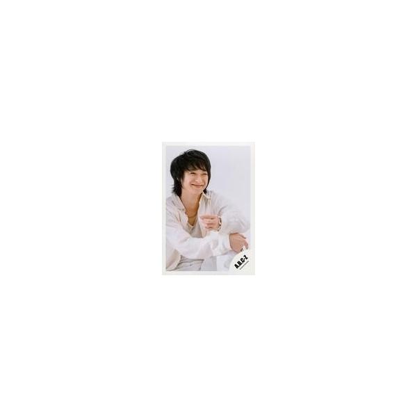 中古生写真(ジャニーズ) A.B.C-Z/戸塚祥太/上半身・衣装白・座り・右向き・笑顔・背景白/シングル「Black Sugar」MVオフショット/公式生