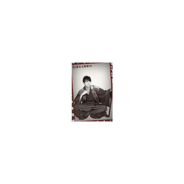 中古生写真(男性) 小坂涼太郎(品川弥二郎)/全身・座り・モノクロ・右手襟元/舞台「幕末太陽傳外伝」ランダムブロマイド