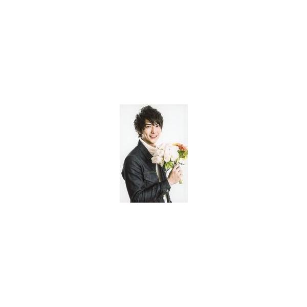 中古生写真(男性) 仲田博喜/上半身・衣装黒・白・デニム・右向き・右手花束・背景白/オスカープロモーションメンズハッピーホワイトデー