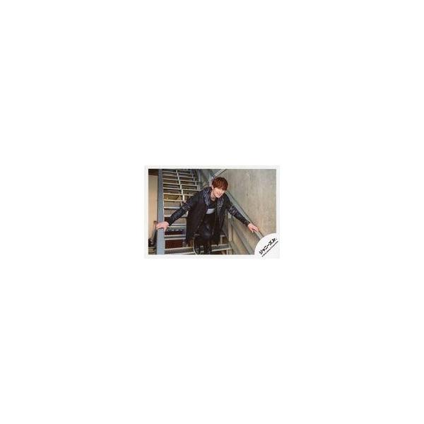 中古生写真(ジャニーズ) SixTONES/ジェシー/横型・全身・階段・衣装黒・両手手すり・前屈み・右向き/「Rough“xxxxxx”」グッズオフショット/公