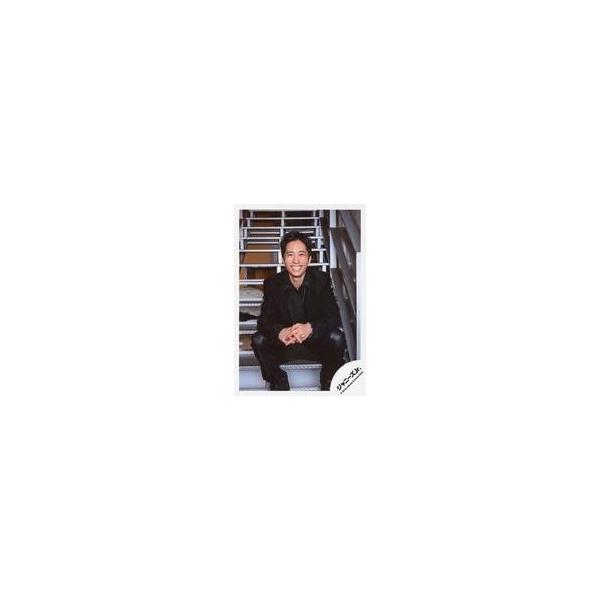 中古生写真(ジャニーズ) SixTONES/田中樹/全身(足見切れ)・階段座り・衣装黒・両手組み・笑顔/「Rough“xxxxxx”」グッズオフショット/公式生写