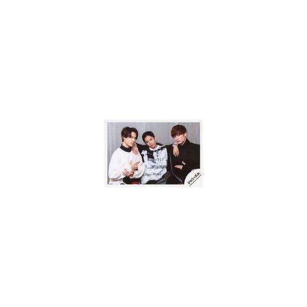 中古生写真(ジャニーズ) SixTONES/松村北斗・田中樹・ジェシー/横型・上半身・衣装白・黒・田中両手肩・首傾げ・背景白/「アーティスト写真撮影
