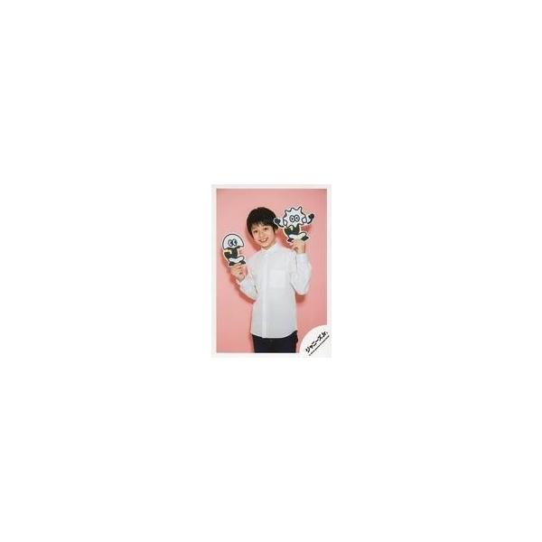 中古生写真(ジャニーズ) ジャニーズJr./真弓孟之/膝上・衣装白・両手ロゴ持ち・背景ピンク/JOHNNYS’ ISLAND STORE オフショ