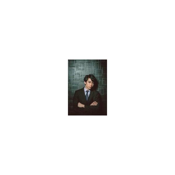 中古生写真(男性) 鐘ケ江洸(早川雅人)/上半身・衣装黒・白・腕組み・顔右向き・背景グレー/舞台「ピウス企画 女王の戦略 201