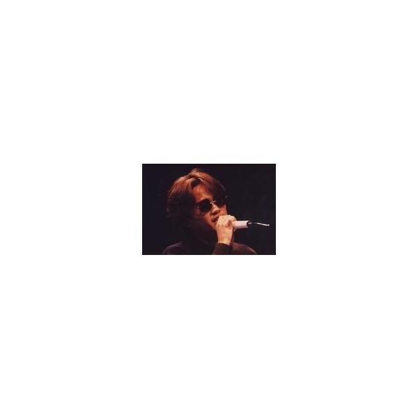 中古生写真(ジャニーズ) 光GENJI/諸星和己/ライブフォト・横型・顔アップ・衣装黒・サングラス・右手マイク・口元・首かしげ・背景黒・枠無し/