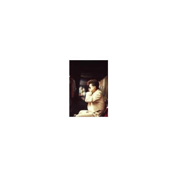 中古生写真(ジャニーズ) 光GENJI/諸星和己/膝上・座り・衣装白・サングラス・左手耳・体左向き・枠無し/公式生写真