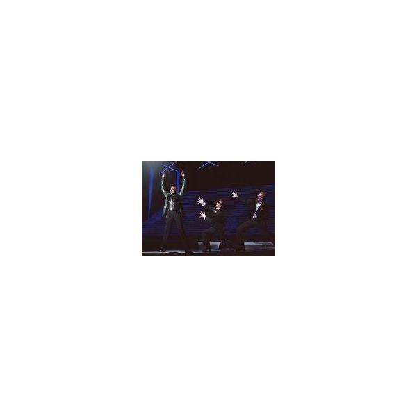 中古生写真(女性) 宝塚歌劇団(星組)/紅ゆずる・如月蓮・麻央侑希/ライブフォト・横型・全身・衣装黒・両手上げ・両手パー・足広げ・2Lサイズ/「