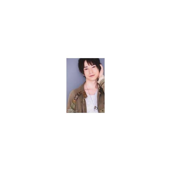 中古生写真(男性) ランズベリー・アーサー/バストアップ・衣装カーキ・グレー・左手上げ・背景グレー/「声グラオトメチャンネル×コイノ