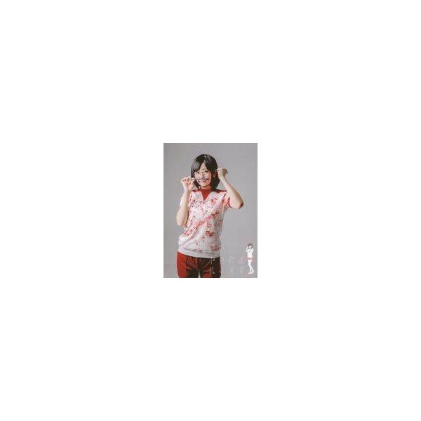 中古生写真(女性) 山下まみ(佐藤さん)/膝上・衣装白・赤・左向き・両手上げ・鉛筆・背景グレー・キャラクターショット/舞台「爆走おとな小学生