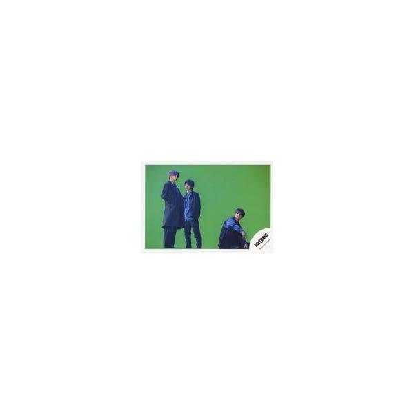 中古生写真(ジャニーズ) SixTONES/京本大我・高地優吾・森本慎太郎/横型・全身・衣装黒.青・森本座り・背景緑/シングル「NAVIGATOR」MV＆ジャケ