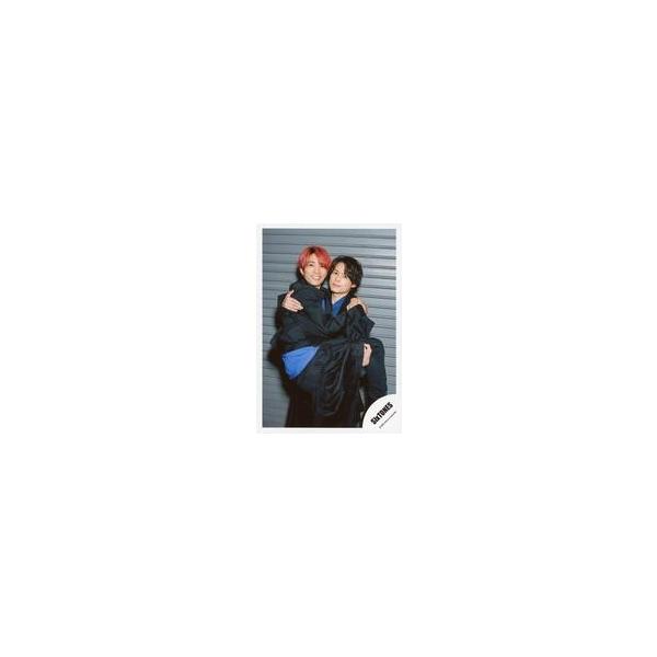 中古生写真(ジャニーズ) SixTONES/田中樹・松村北斗/膝上・衣装黒.青・抱きかかえ・カメラ目線/シングル「NAVIGATOR」MV＆ジャケ写オフショット