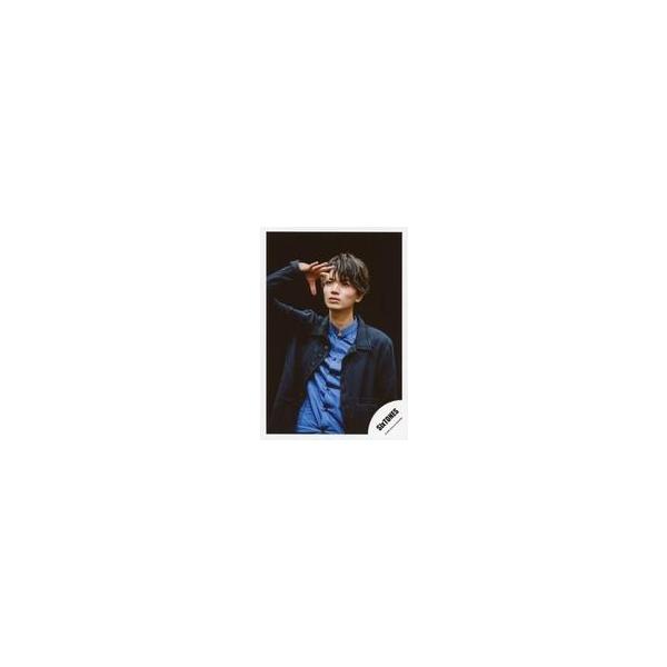 中古生写真(ジャニーズ) SixTONES/高地優吾/上半身・衣装黒.青・右手上げ・左手下・背景黒/シングル「NAVIGATOR」MV＆ジャケ写オフショット/公