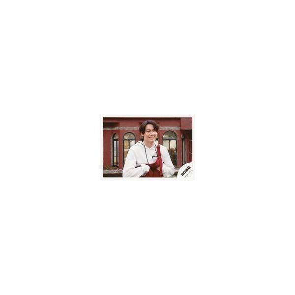 中古生写真(ジャニーズ) SixTONES/松村北斗/横型・バストアップ・衣装白・赤・両手お腹/海外(台湾)オフショット/公式生写真
