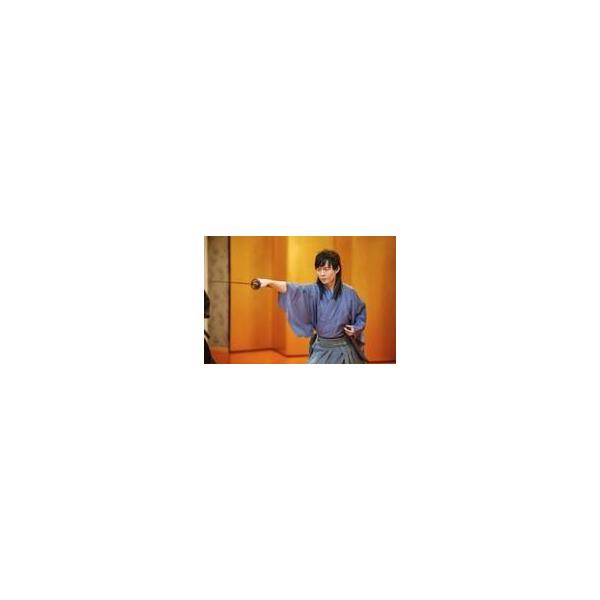 中古生写真(男性) 石田直也/横型・膝上・衣装紫・袴・顔左向き・右手刀・左手鞘・背景屏風・ポストカードサイズ/【BSP】KBS京都「京都新