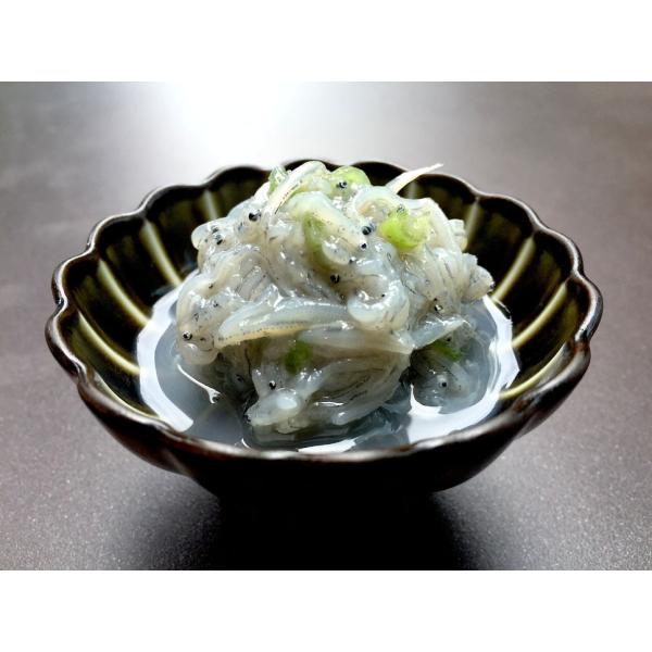 静岡県産の新鮮な生しらすを塩辛に。しらすの旨みと山葵の爽やかな辛みがマッチ。とってもしょっぱいので、数匹ずつゆっくりとお愉しみください。そのまま日本酒のあてに。お茶漬けなどのアクセントに。<商品詳細>【内容量】80g【賞味期限】...