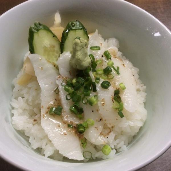 スライス加工からでる切り落としだけを集めた　生食用アブラカレイえんがわ切り落とし！　使いやすい200ｇ人気ネタのエンガワをお手頃価格でご提供。生食用ですのでレパートリーが多数。お寿司屋さんで人気のえんがわ。肉厚で濃厚な脂のりとコリコリ食感が...