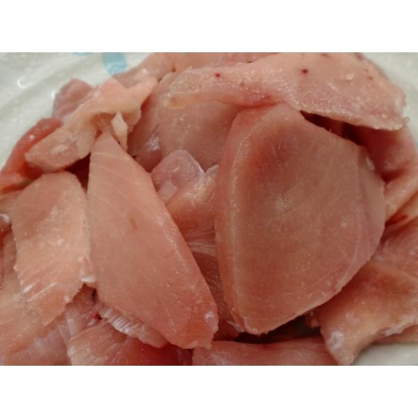 サッパリしていてしっかりとした味わいを楽しんでください。 定番ネタのキハダマグロ切落しをお手頃価格でご提供。そのまま解凍してご使用ください。お刺身、お寿司、鉄火丼等でお楽しみください。そのままシャリにのせる状態でお送りいたしますので、調理の...