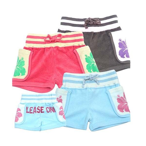 肌触りの良いパイル素材は、春〜夏に掛けて大活躍！サーフガールのマスト、ホットパンツはインパクトデザインで差をつけちゃおう！夏らしさいっぱいのデザインを元気にはきこなして。両サイドの大きめポケットにはハイビスカス、バックスタイルもキュートです...