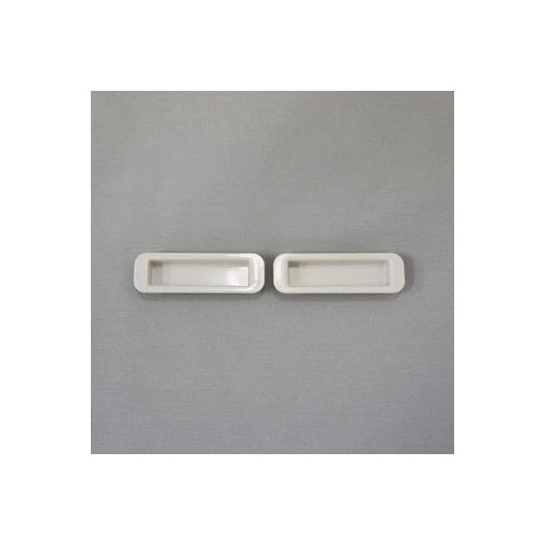 文化シヤッター製手掛け樹脂製 ・パッケージ重量: 0.02 kg・本体：横８２ｍｍ　縦２６ｍｍ　奥行１２ｍｍ、穴寸法：横７ｍｍ　縦穴２ｍｍ　※2個1組での販売です。注文個数「１」の場合、手掛けは2個お届けとなります。・素材: 樹脂製