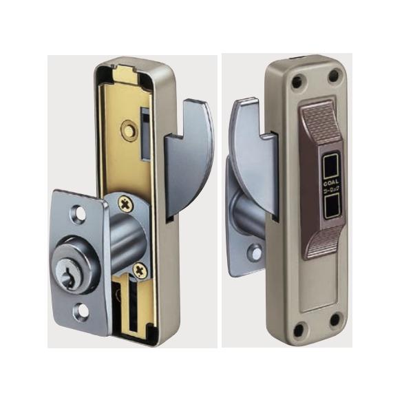 取付簡単で使いやすいGOAL製の面付本締鎌錠です外側からはキーを、内側からはサムターンをスライドさせて施解錠します◆◇◆オススメポイント◆◇◆・取付簡単！引戸にも開戸にも使用可能です・本体幅はとてもコンパクトなため、堅框のようなサッシの狭い...