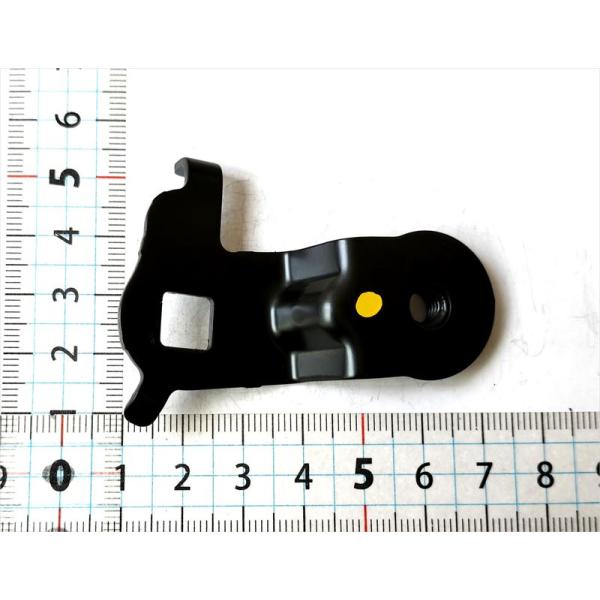 フロントマッドガードのブラケットの右側のみ 76641B5010 ハイゼット