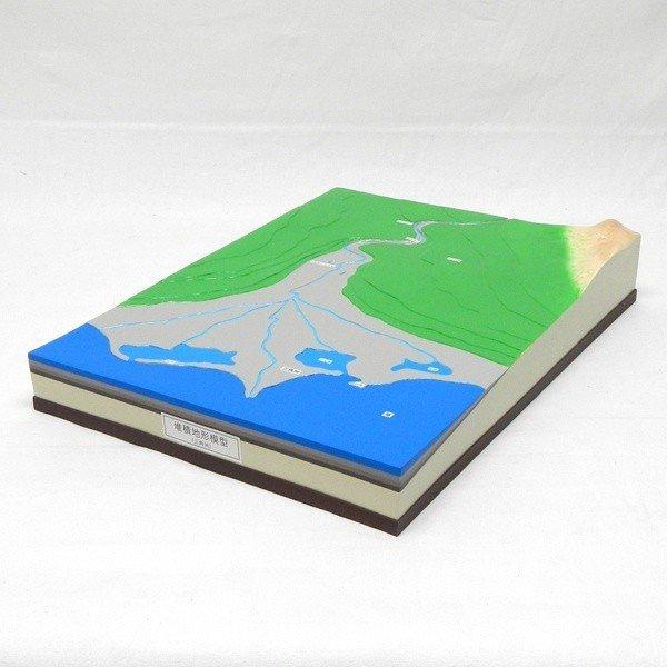 ●堆積地形である三角州を表した模型です。●堆積地形模型 2種（品番：210-001-01）の三角州単品になります。＜仕様＞商品コード：上野科学社 210-001-03サイズ：約7×30×40cm重さ：約1.4kg材質：プラスチック樹脂入数：...