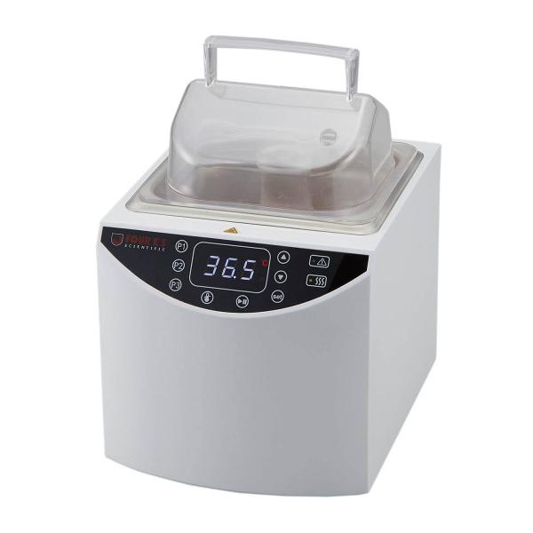 ●縦型でコンパクト設計のステンレス製ウォーターバスです。●ボタン一つで、予め設定した温度に設定できるプログラム機能（3種）を搭載しています。●空焚き時に自動的に電源が切れる空焚き防止機能付です。＜仕様＞商品コード：3-332-0123型式名...