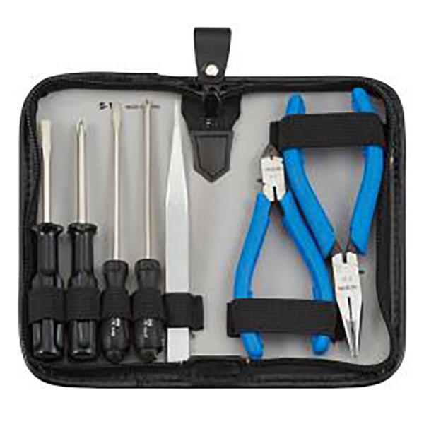 ●8種類、27点の工具が揃ったセットです。＜仕様＞商品コード：ナリカ P70-9982型式名：S-1セット内容：　　　・プラスドライバー：3種　　　・マイナスドライバー：3種　　　・ミニチュアニッパ　　　・ミニチュアラジオペンチ　　　・ピン...