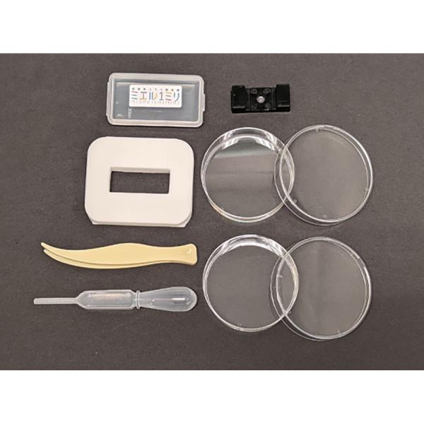 ●メダカの卵や水中微生物、虫などの観察に便利なセットです。●ミエル1ミリをタブレットやスマートフォンの内蔵カメラの上に貼り、観察したいものを近づけるだけ。●インカメラのズーム機能を使うとデジタルズームを活かして観察できます。［特長］・使用時...