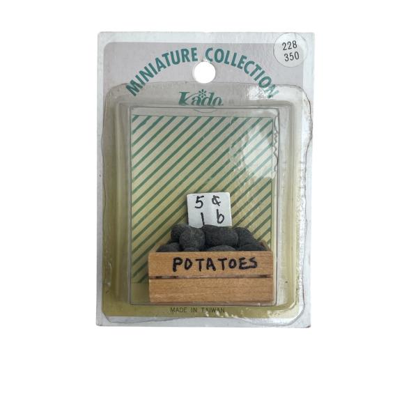 ドールハウス　カドー玩具228350  木箱入り山盛りPOTATO　ミニチュアブリスターパックに入っています。パックサイズ:W6.5×H8.5cm材質:木モニターの発色具合により見え方が異なる場合がございます。パッケージは経年による割れ、シ...