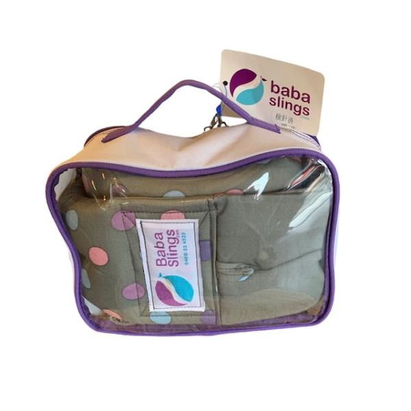 ドット柄ピンクグレーのババスリング!!大きなマチで赤ちゃんを包みこみます。寝てしまっても包み込み抱っこ出来ます。(3歳体重14キロまで)大小の２つからなる、セーフティバックルは取り外しワンタッチで出来るので、簡単に抱っこした状態からお子様を...