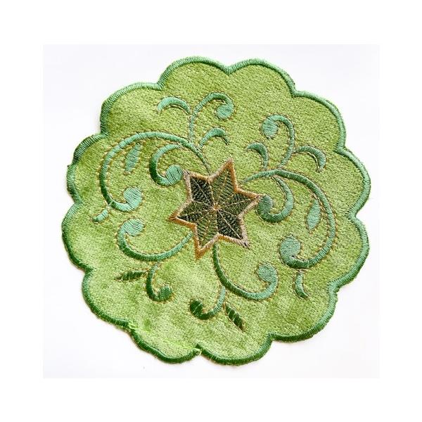 雪の結晶デザインの刺しゅうが素敵なコースター。クリスマスシーズンにもオススメ。ドリンクを置くときにはもちろん、ドールなどをコースターに置いてインテリアに使うのもオススメ。サイズ約:11cm径材質:生地ポリエステル100%/ししゅう糸:レーヨ...