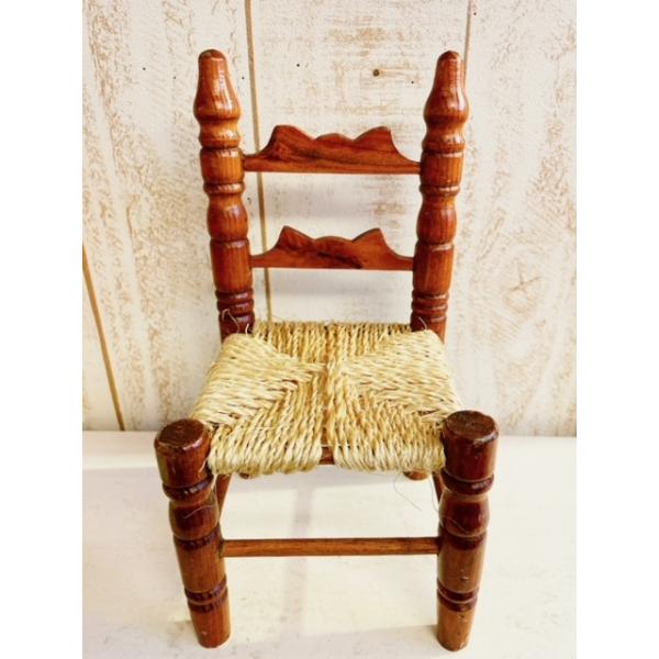 ぬいぐるみいす　アメリカンカントリー調　ぬいぐるみやDOLLにぴったりな可愛らしい椅子です。座る部分は編み込みでできており、カントリーの雰囲気もあります。インテリアに是非おすすめです。サイズ約:W11×D11×H21.8cn材質:木モニター...