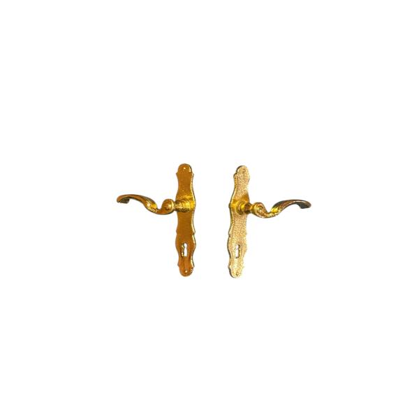 ゴージャスなゴールドカラーの左右対称2個セット。鍵穴のある素敵なダイカットのドアノブセットです。サイズ:W1.2×D0.8×H1.8cm材質:金属内容:2個モニターの発色具合により見え方が異なる場合ございます。