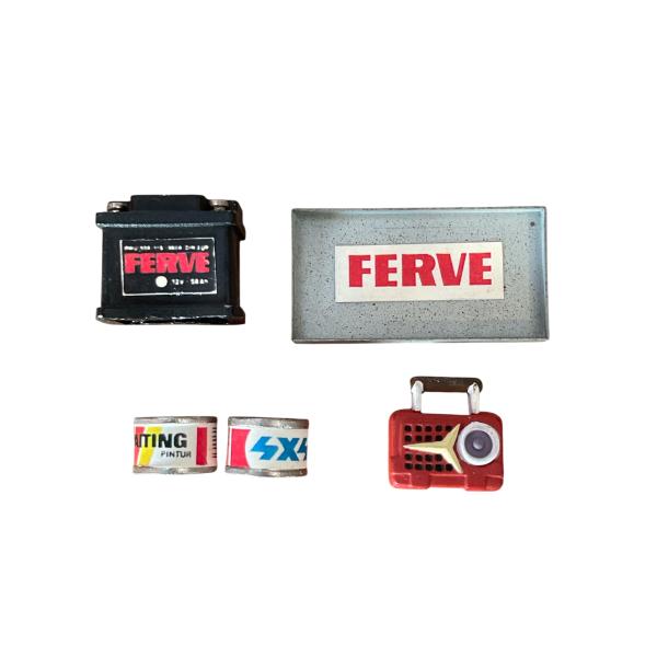 ドールハウス　ミニチュア　ガレージ雑貨　ガレージ5点セットトレイ・オイル缶2個・ラジオ・メンテナンスボックス、計5点がセットになったガレージセット。ドールハウスのガレージインテリアにおすすめです。サイズ約:トレイ:W3.7×D0.3×H2c...