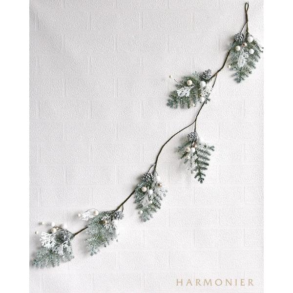 雪化粧をしたリーフのおしゃれなツリーガーランド。ナチュラルテイストのツリーを華やかにボリュームアップしてくれます。華奢な枝なので、スリムタイプのツリーやコンパクトな卓上ツリーにも飾りやすいガーランドです。サイズ:全長120cm材質 :鉄、プ...