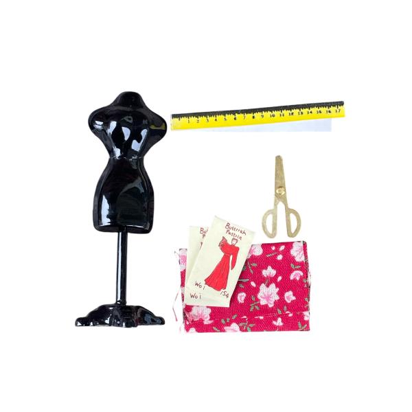 トルソーと洋裁パターンセットドールハウスミニチュアサイズのセットです。サイズ約:トルソー:W3×D3×H8cmトルソー腰部分にはヒビのようなラインが入っていますが、割れではございません。ご了承をほどよろしくお願い致します。