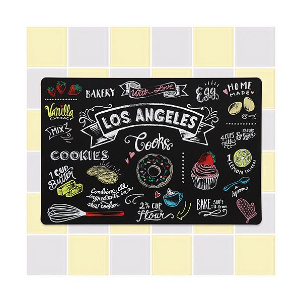 [Release date: April 1, 2021]高さ285mm × 幅430mmポリプロピレン製LAのベーカリーで見かける自慢のレシピを黒板アートに仕上げたデザインのテーブル マット。素材はポリプロピレンを使用しているので、食べこ...