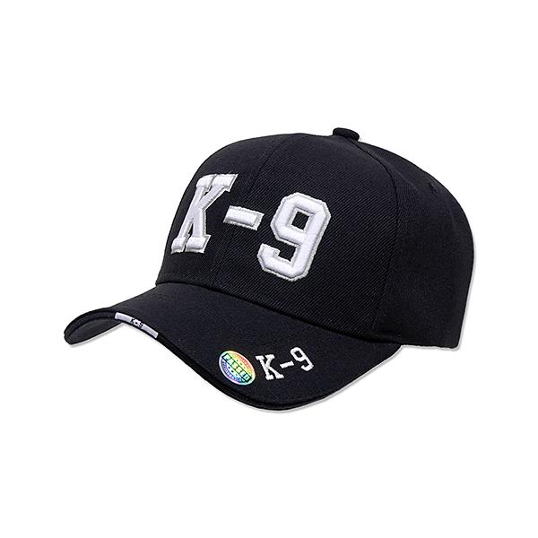 [Release date: October 19, 2024]サイズ：FREE材質：POLYESTER 100%カラー：ブラック刺繍男女問わず使えるフリーサイズで調整はアジャスタータイプなので後方から見ても美しい