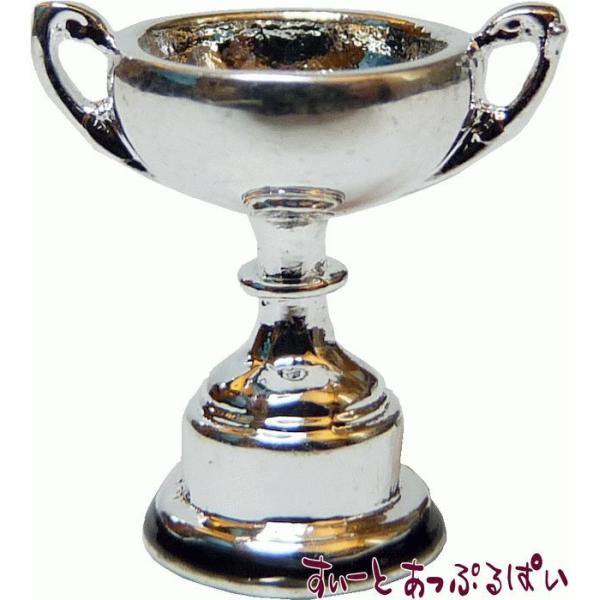 これこれ！こんなミニチュア欲しかった！子供部屋に、ぜひ欲しい一品です！そういえば、店長の子供は二人ともスポーツをやっておりましたが、こんなトロフィーは一度だってもらえませんでした。いつだって、参加賞。叶わなかった夢は、すべてドールハウスで叶...