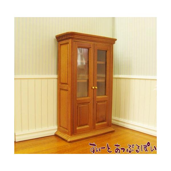 ミニチュア小物をディスプレイするのに、最適な家具ですね！リビングのキャビネットとしてもグッドです！ぜひ貴方のドールハウスに！サイズ：高さ150ミリ、幅90ミリ、奥行き40ミリ。スケールは１/１２です。一段目の高さ（内寸）45ミリ、２〜４段目...