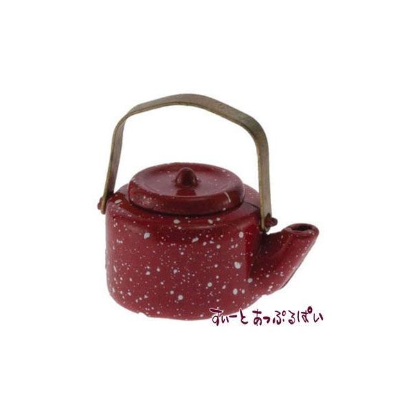やかんのミニチュアです。色がかわいいですね！蓋も取り外しできますし、ハンドルも動かせます。なかなか芸も細かいです。トレンディ・ドラマに出てきそうなルックスです。キッチンのアクセントに、ぜひいかがでしょうか？サイズ：26x19xH16mm。金属製