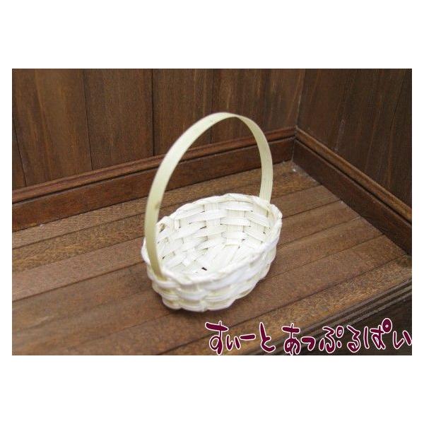 ミニチュアのバスケットです。本物みたいに編まれていますよ！バスケットの口約40x28ミリ、高さ45ｍｍ。手編み品のため、サイズやハンドルの位置などは個体ごとに微妙に異なりますのでご了承ください。