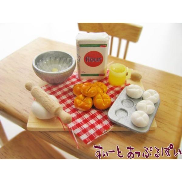 あはは、これはかわいい！板の上に、パン生地や玉子入りのボウルなどが写真のようにディスプレイされています。すべて接着されています。テーブルの上にポンと置くだけで、臨場感あるキッチンの出来上がりです！単体で机の上に飾ってもかわいいですよ！板のサ...