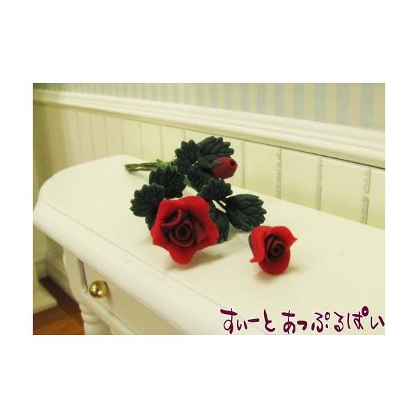 ドールハウスに欠かせない、素敵な薔薇の３本セットです！このまま花束にしても、一本づつ使ってもOK！茎の部分はハサミでカットできます。ぜひあなたのドールハウスにお役立てください！他のお色と混ぜても素敵ですよ！サイズ：長さ約５センチ。一番大きな...