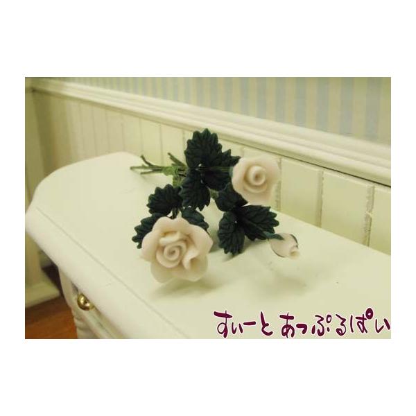 ドールハウスに欠かせない、素敵な薔薇の３本セットです！このまま花束にしても、一本づつ使ってもOK！茎の部分はハサミでカットできます。ぜひあなたのドールハウスにお役立てください！他のお色と混ぜても素敵ですよ！サイズ：長さ約５センチ。一番大きな...